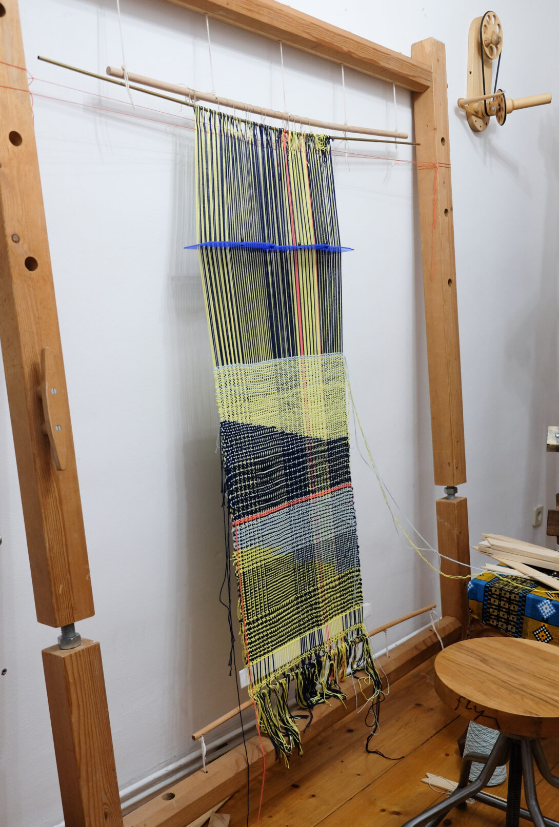 almost finnished weaving with 5 Johanns still on my loom